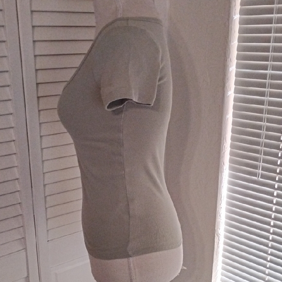 Hollister Olive Short Sleeve V-Neck Top - Picture 3 of 5